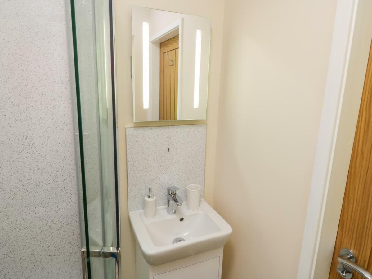 Ryedale Country Lodges - Willow Lodge Йорк Экстерьер фото